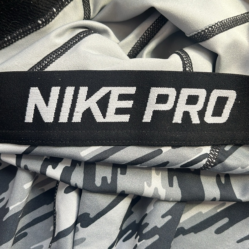Nike Pro Dri-fit‎ Black and Gray Patterned Capri Leggings Woman’s Size Small - Picture 6 of 6